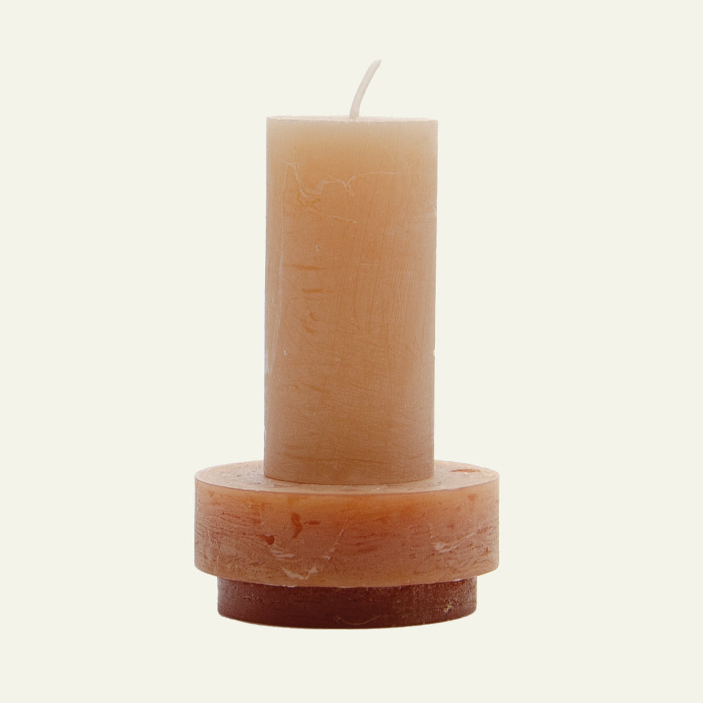Beige kaars met bruine houder van Stan Editions. Beige candle with brown candle holder from Stan Editions. Bougie beige avec bougeoir brun de Stan Editions.