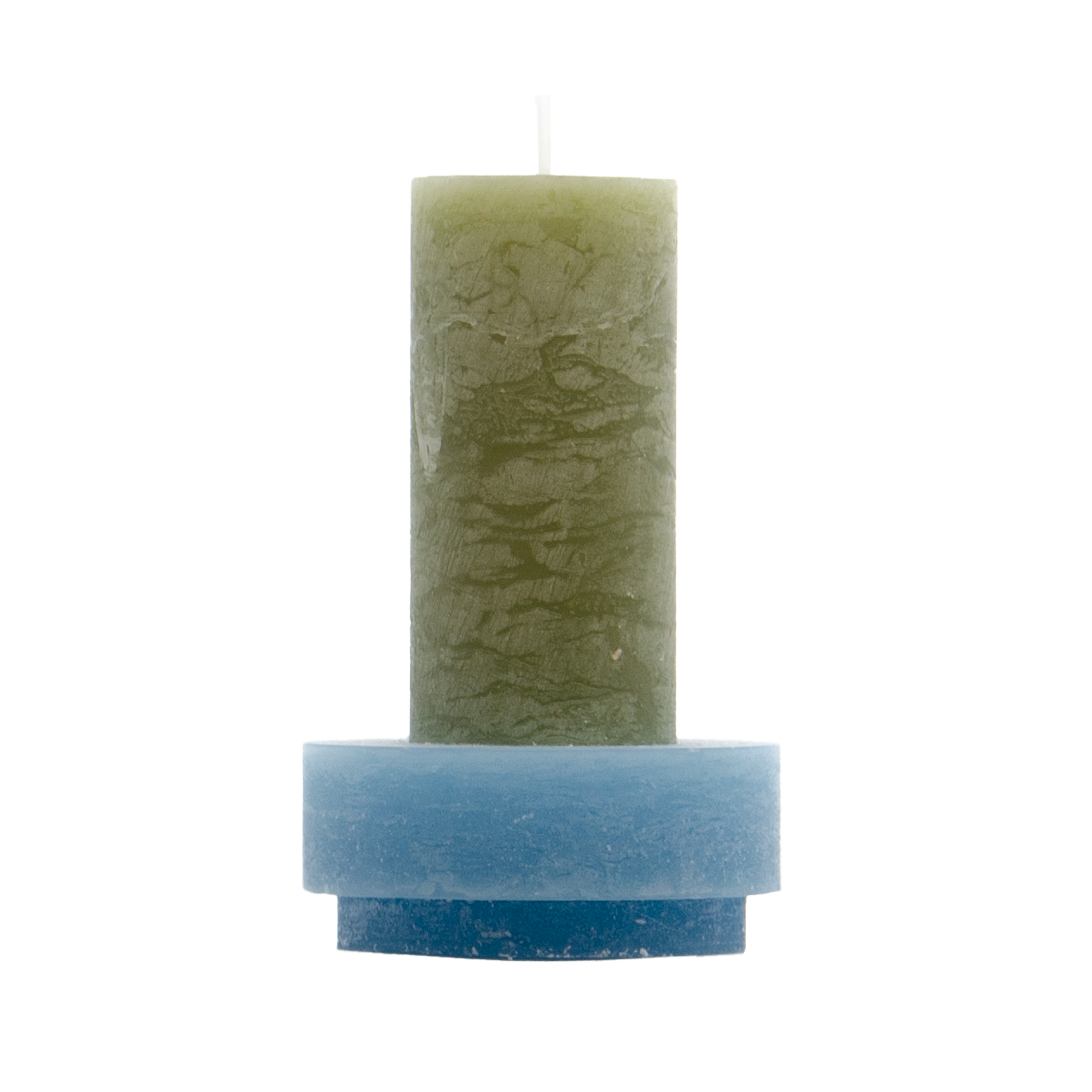 Groene kaars met blauwe houder van Stan Editions. Green candle with blue candle holder from Stan Editions. Bougie vert avec bougeoir bleu de Stan Editions.