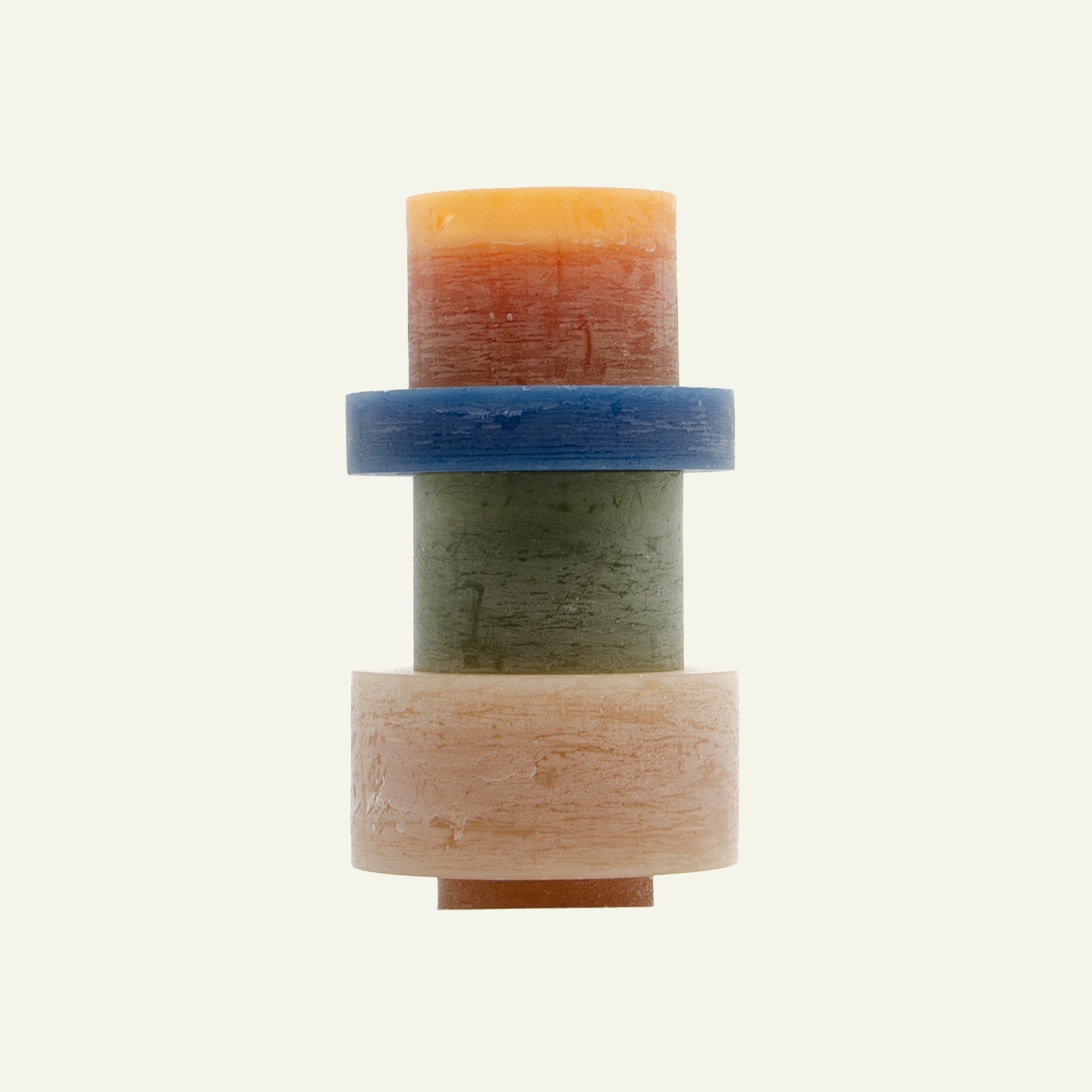Earthy color stackable candle from Stan Editions with white background. Stapelbare kaars van Stan Editions in aardse kleuren met witte achtergrond. Bougie empilable de Stan Editions aux couleurs terreuses sur fond blanc.
